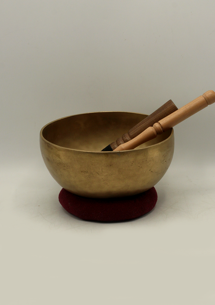 Classic  Singing Bowl 8" 1435 gm with Mallet and Cushion