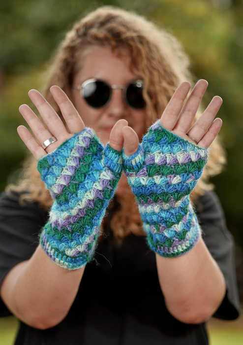 Multicolor Woolen Handwarmer, Handknit Soft Texting Gloves