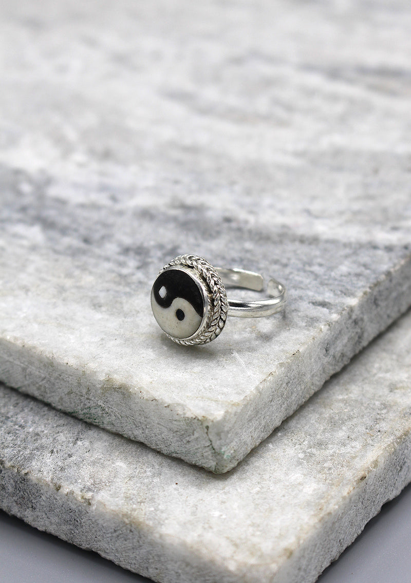 White Metal Ying Yang Unisex Finger Ring