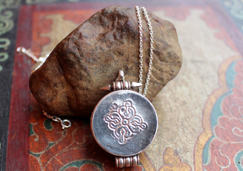 Silver Sterling Ghau Mantra Box Pendant with Coral Inlaid - nepacrafts