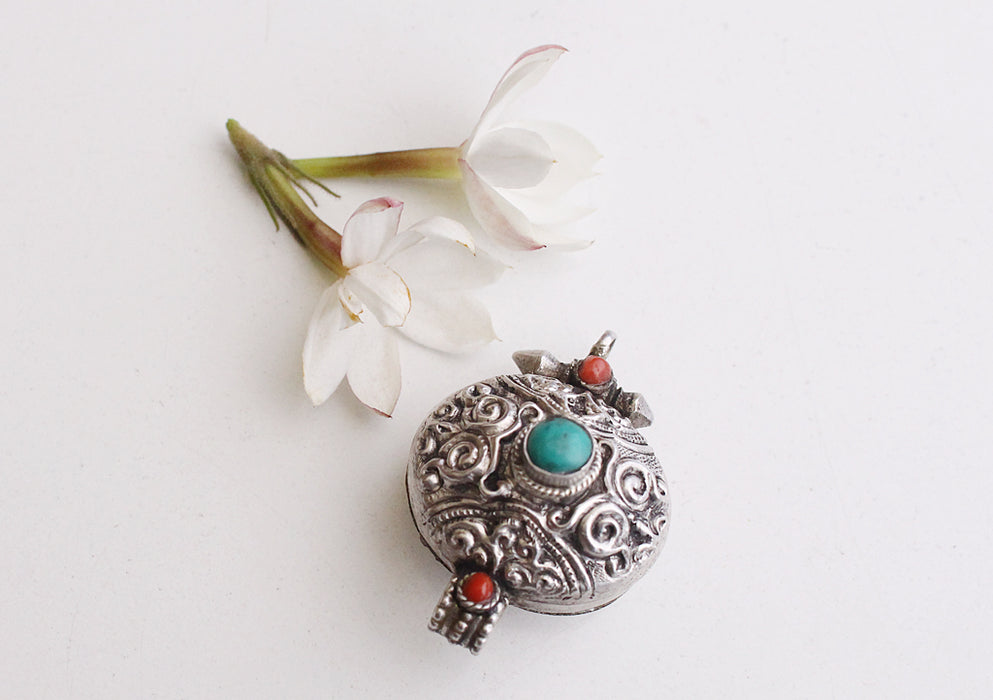 Turquoise Inlay Oval Shape Tibetan Silver Sterling Filigree Pendant - nepacrafts
