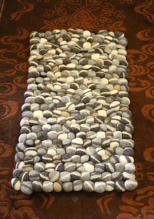 White and Gray River Pebbles Felt Ball Floor Mat